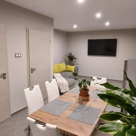 Hos-Cegledi Vendeghaz Miskolc -Oenallo Otthon, Mely Csak Az Oenoeke Exterior foto