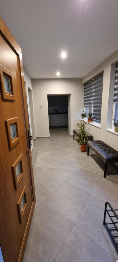 Hos-cegledi Vendeghaz -oenallo Otthon, Mely Csak Az Oenoeke Apartment