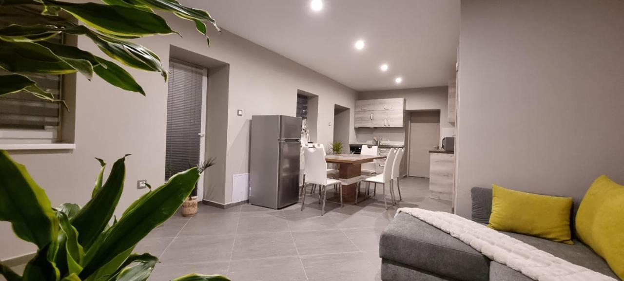 Hos-cegledi Vendeghaz -oenallo Otthon, Mely Csak Az Oenoeke Apartment Miskolc