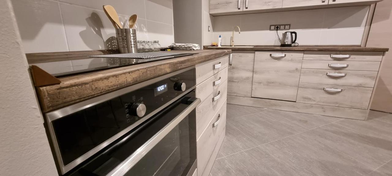 Hos-cegledi Vendeghaz -oenallo Otthon, Mely Csak Az Oenoeke Apartment *