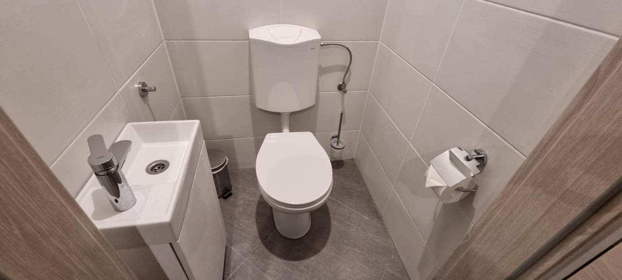 Apartment Hos-cegledi Vendeghaz -oenallo Otthon, Mely Csak Az Oenoeke Miskolc