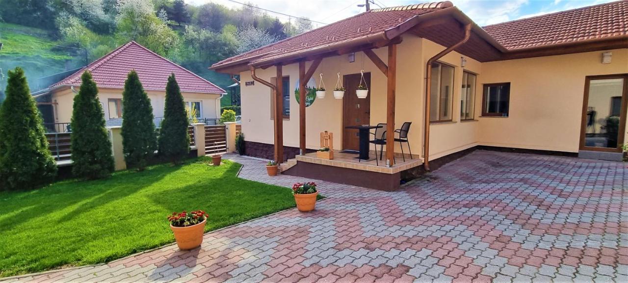 Hos-cegledi Vendeghaz -oenallo Otthon, Mely Csak Az Oenoeke * Miskolc