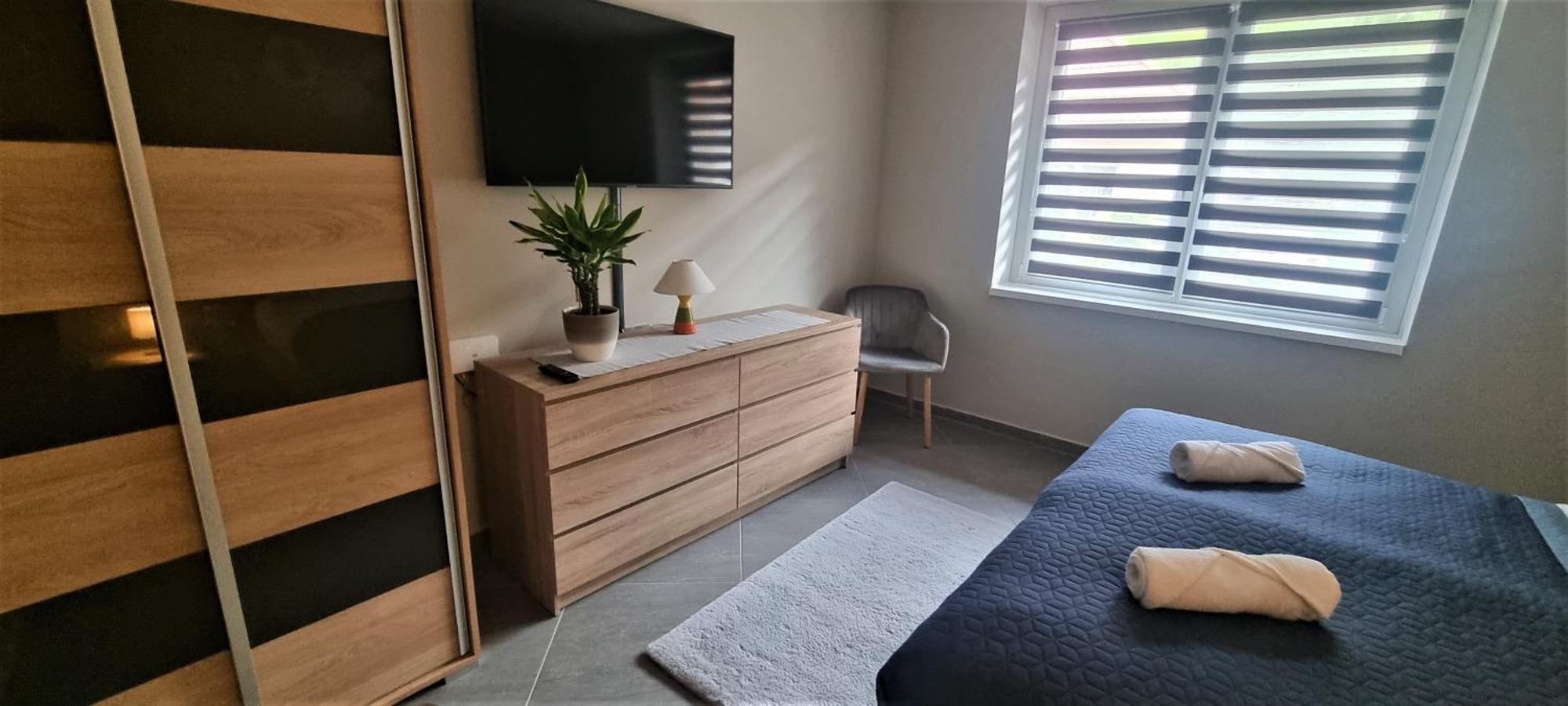 Hos-cegledi Vendeghaz -oenallo Otthon, Mely Csak Az Oenoeke Apartment *